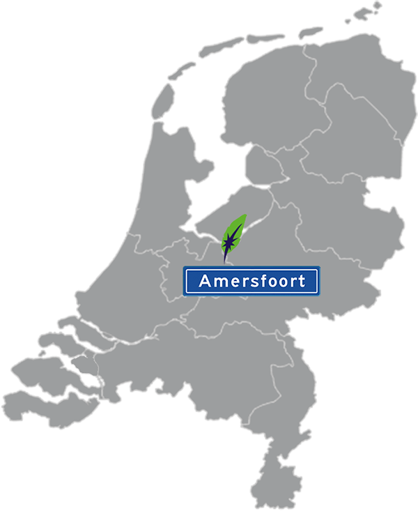 Grijze kaart van Nederland met Amersfoort aangegeven voor maatwerk taalcursus Spaans zakelijk - blauw plaatsnaambord met witte letters en Dagnall veer - transparante achtergrond - 600 * 733 pixels